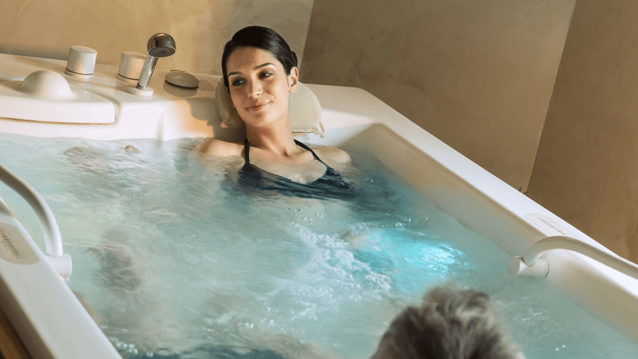 personnes dans un bain hydromassant cristaux de mer ou gelée d'algues