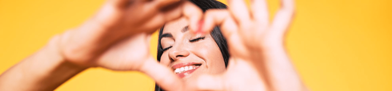 femme qui fait un coeur avec sa main