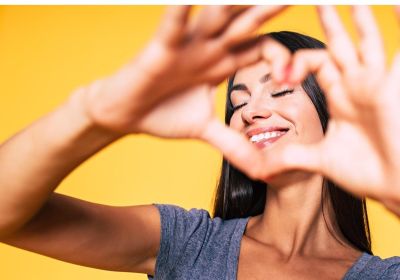 femme qui fait un coeur avec sa main