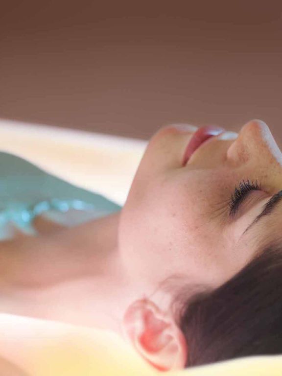 femme pendant un soin d'enveloppement détox