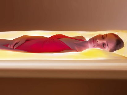 Femme sur un Lit hydrosensoriel