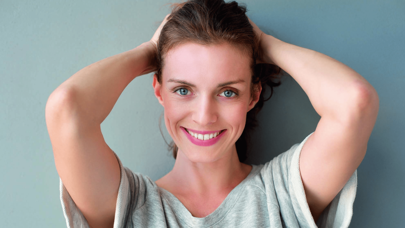 femme souriante après un soin skin booster