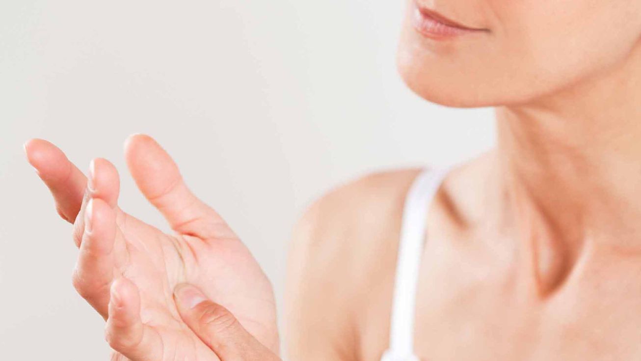 Femme qui se masse la paume de la main