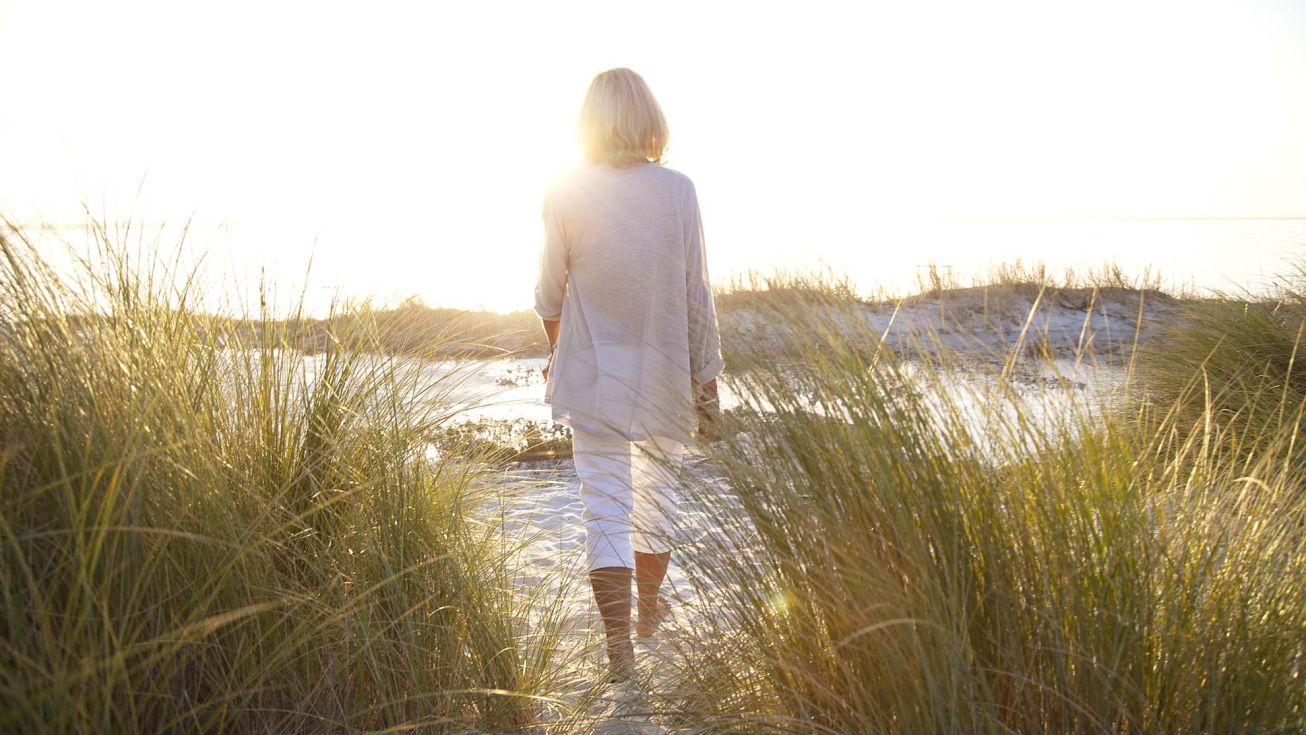Balade sur la plage dans le cadre d'une cure thalasso
