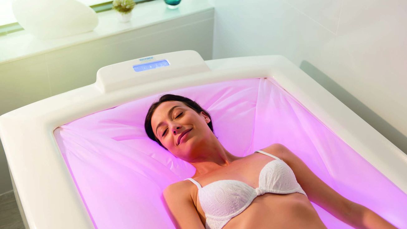 femme dans une cabine d'hydrorelax
