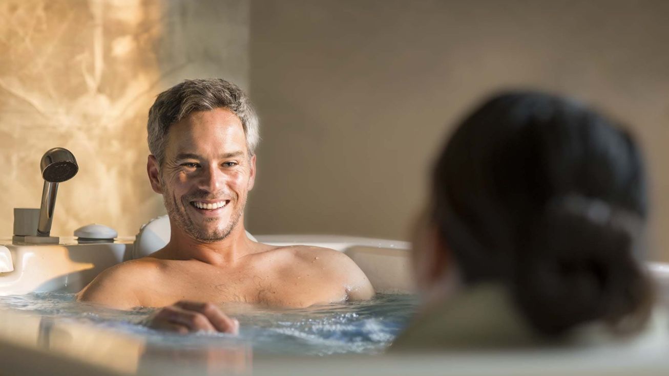 Couple dans un bain hydromassant thalasso