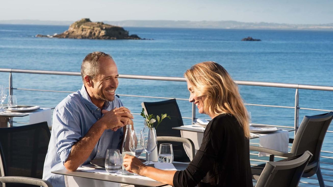 Couple sur la terrasse du restaurant de Douarnenez