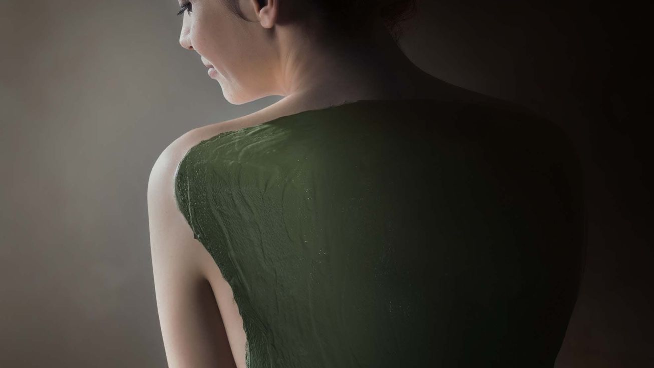 Femme pendant un soin enveloppement