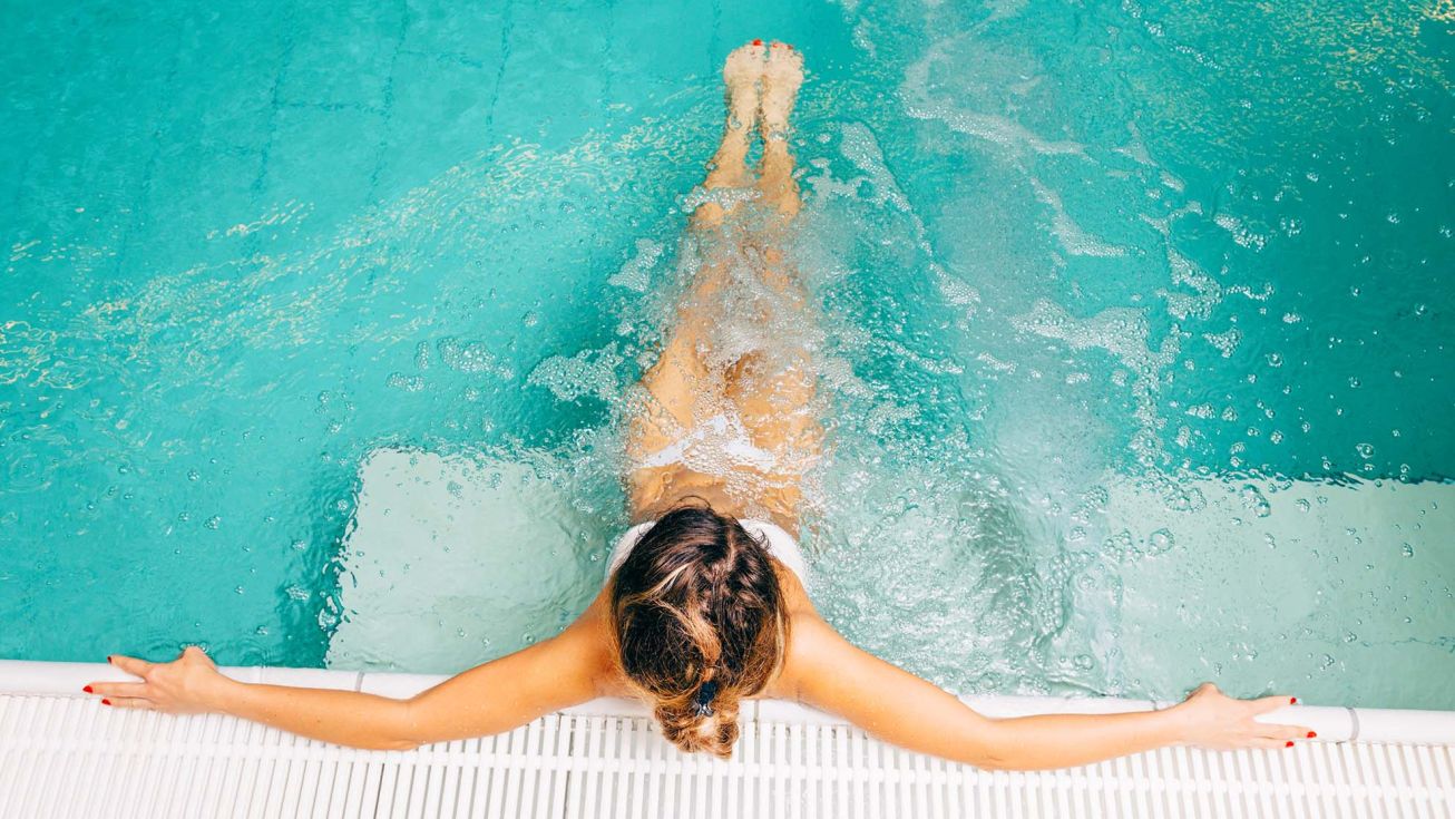 Femme détendue dans une piscine thalasso