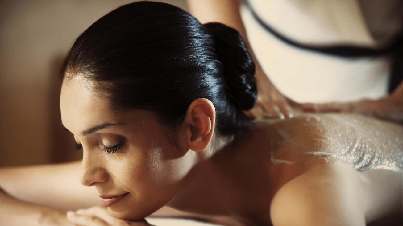 Femme allongée pendant un soin gommage