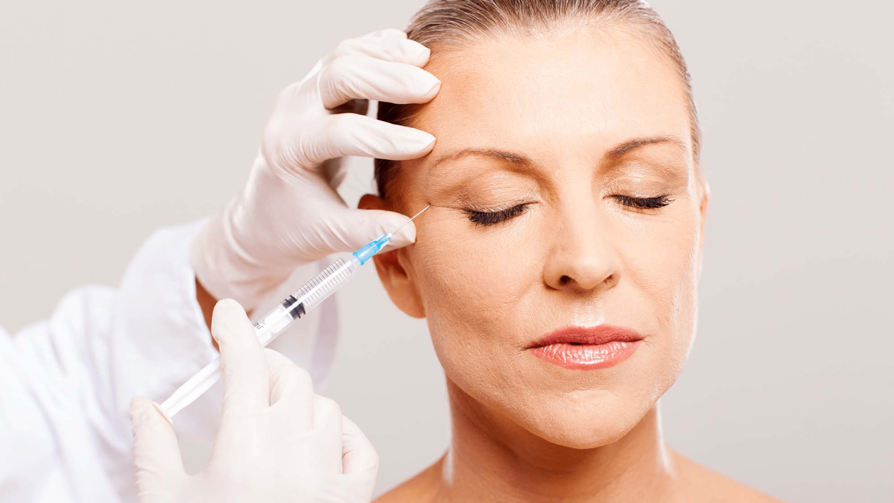 Une femme pendant un soin d'injection d'acide hyaluronique