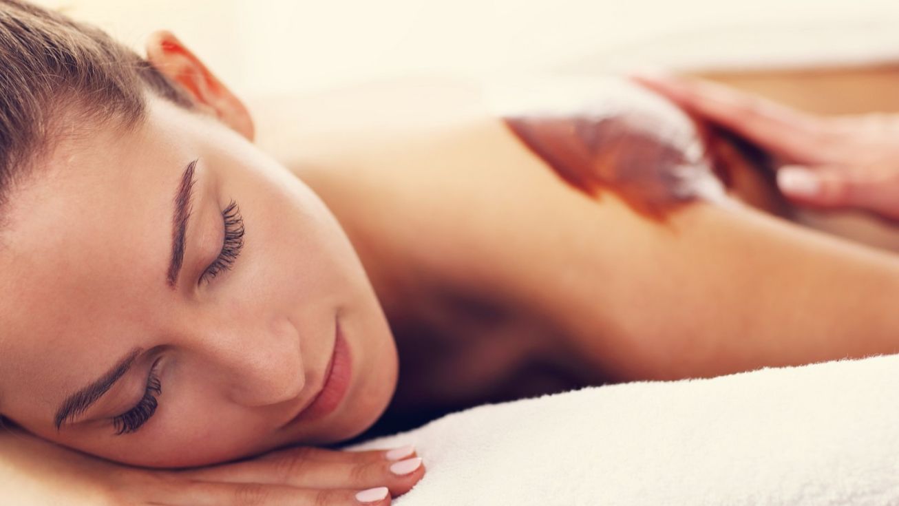 Femme se faisant masser avec un enveloppement chocolat