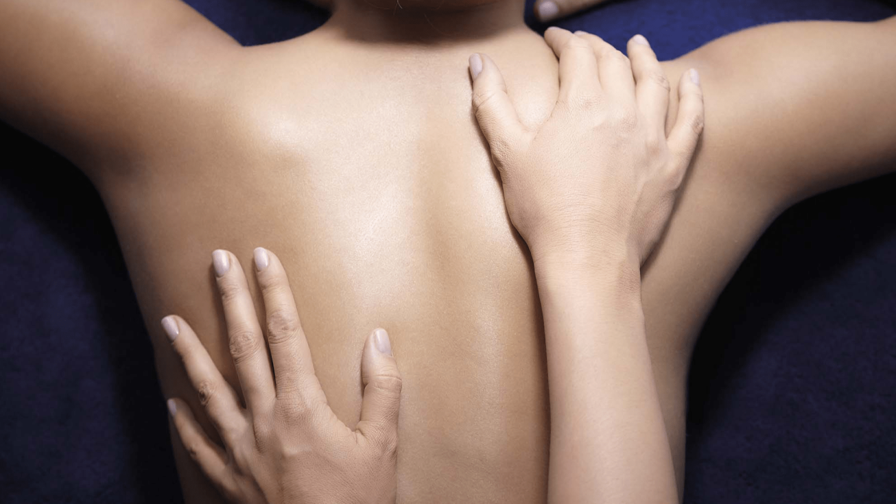 femme se faisant masser le dos durant un soin décontractant et reminéralisant avec les produits phytomer