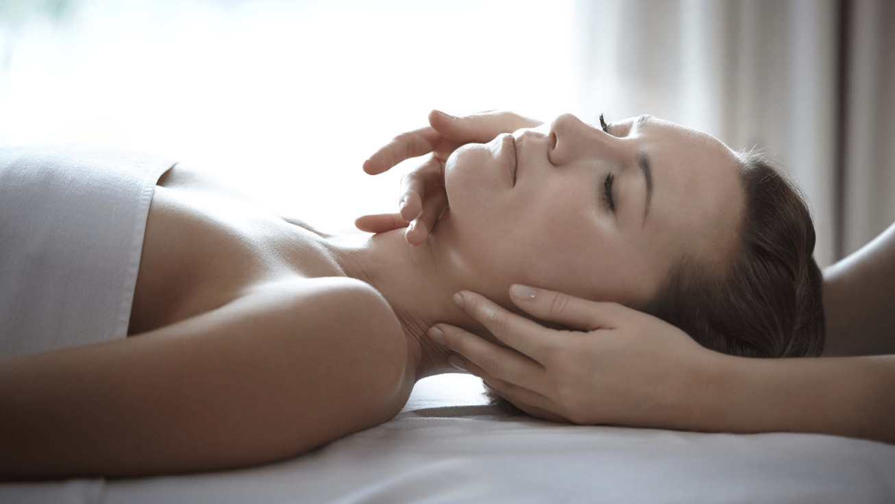 Femme reposée pendant un soin phytomer hydra originel