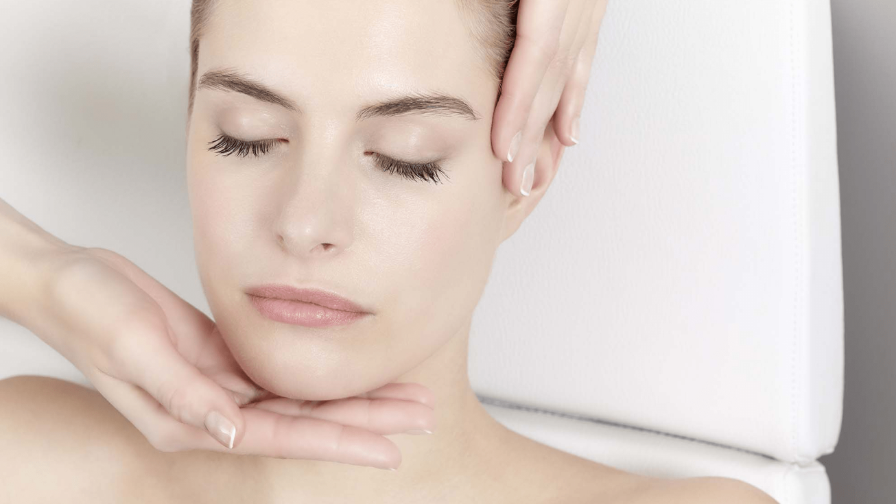 Femme pendant un Soin anti-rougeurs Rosa Control