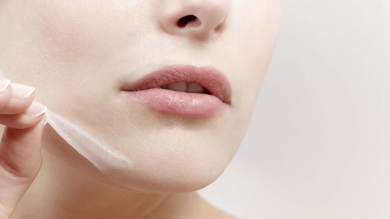 Femme pendant un peeling acide ultra-concentré