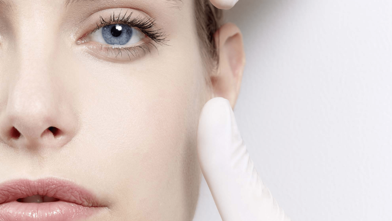 Femme recevant un soin retinopur visage