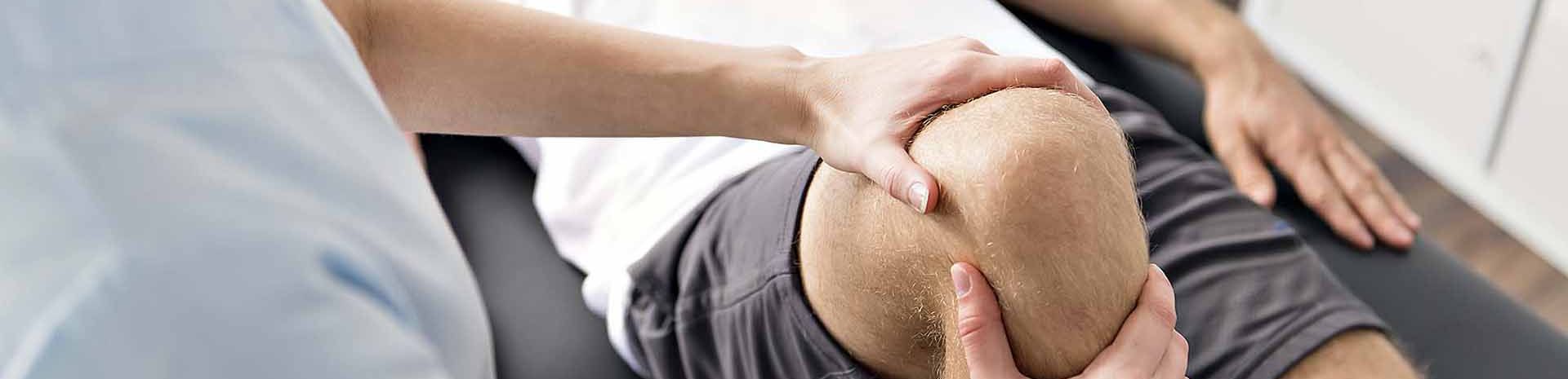 Homme pendant une manipulation du genou