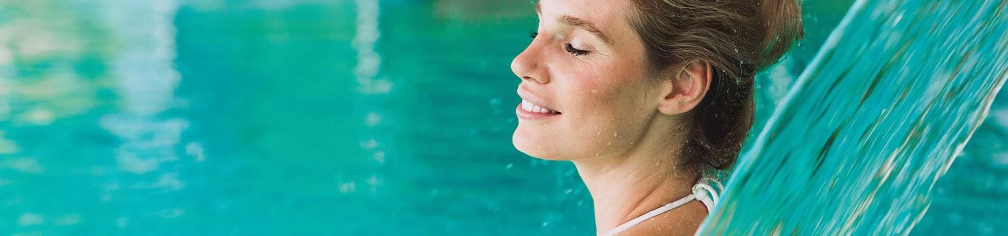 Femme dans une piscine