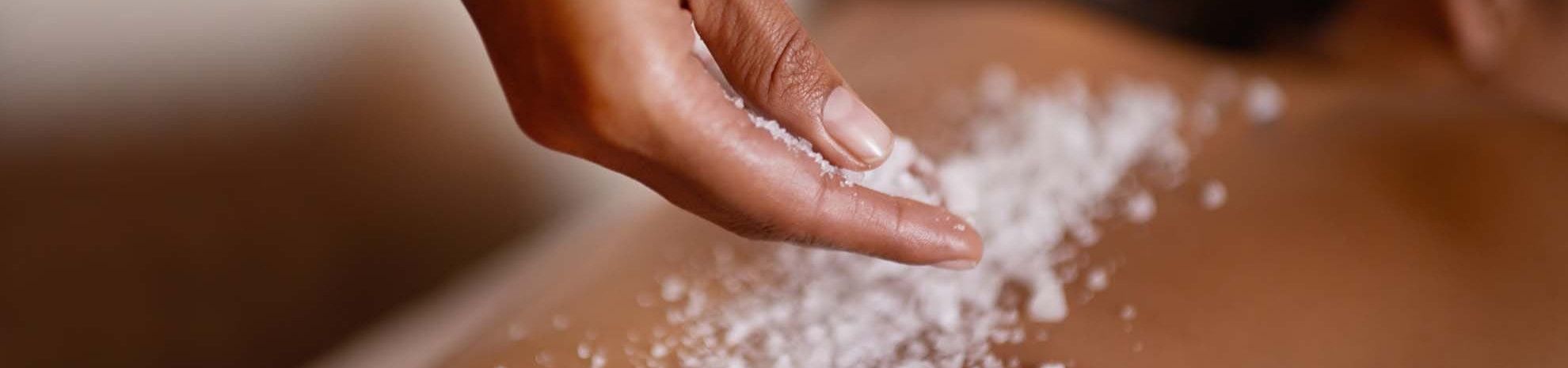 Gommage corps huiles et sels sur un dos