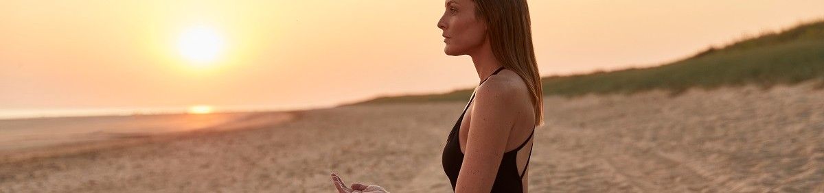 Femme Yoga  à la plage