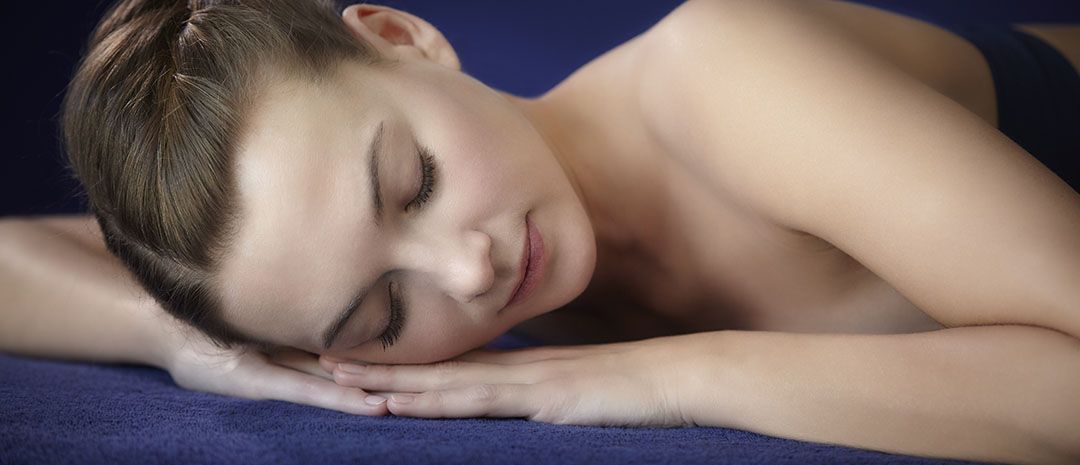 femme qui se repose durant un soin phytomer