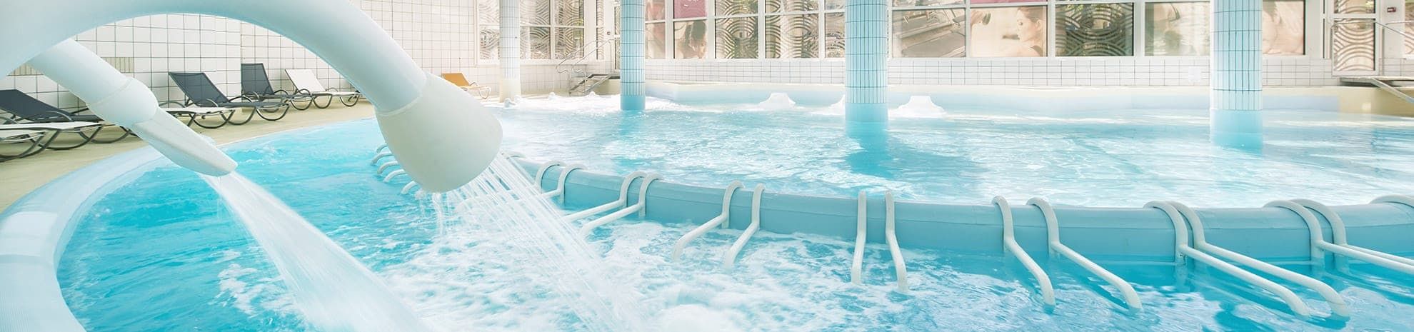 Piscine ludique d'eau de mer avec jets séquentiels