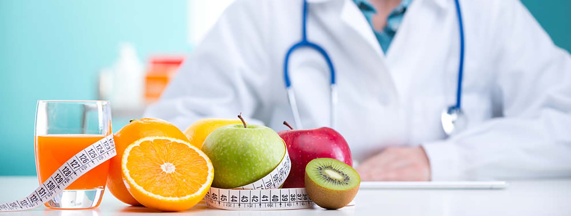 Femme en blouse avec des fruits