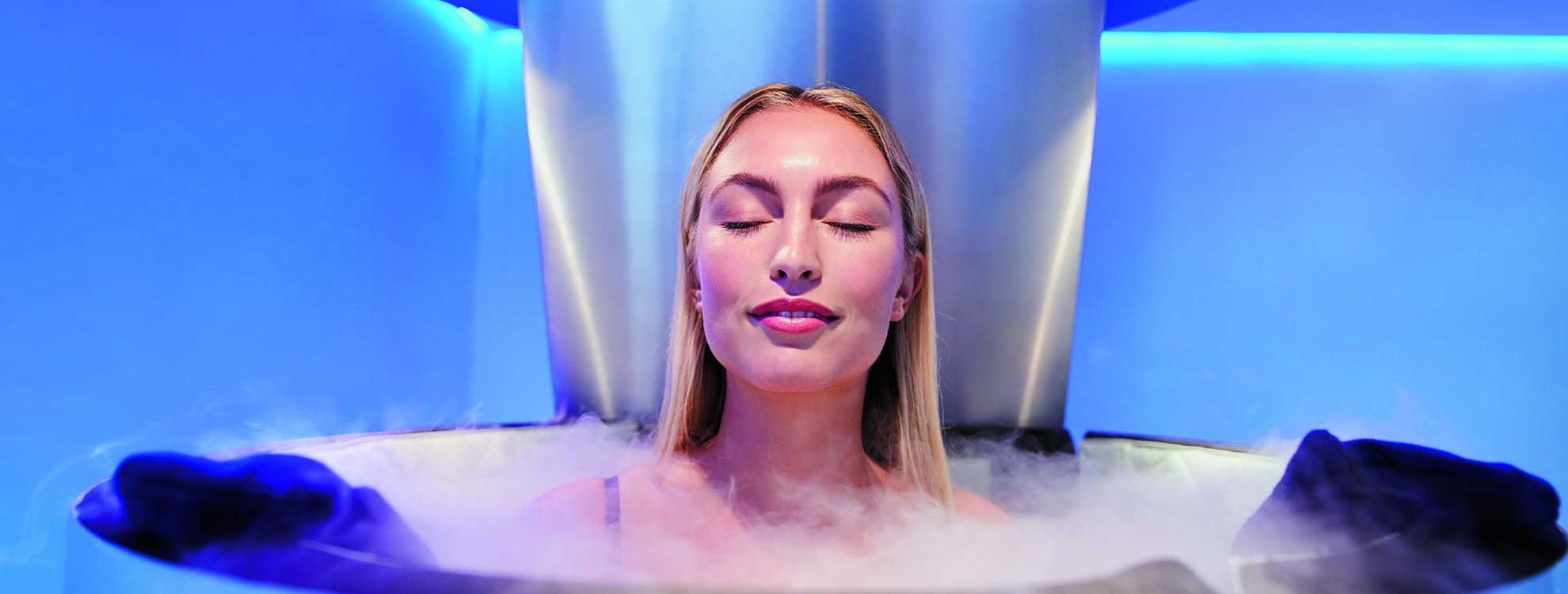 Personne dans une cabine de cryothérapie