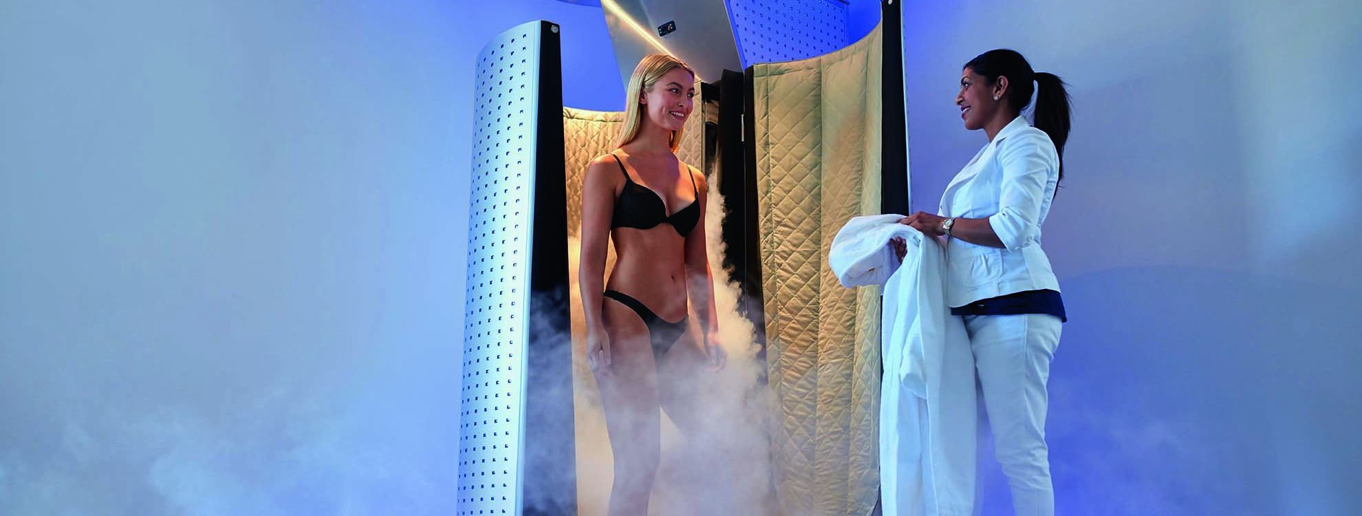 femme qui sort d'une cabine de cryothérapie