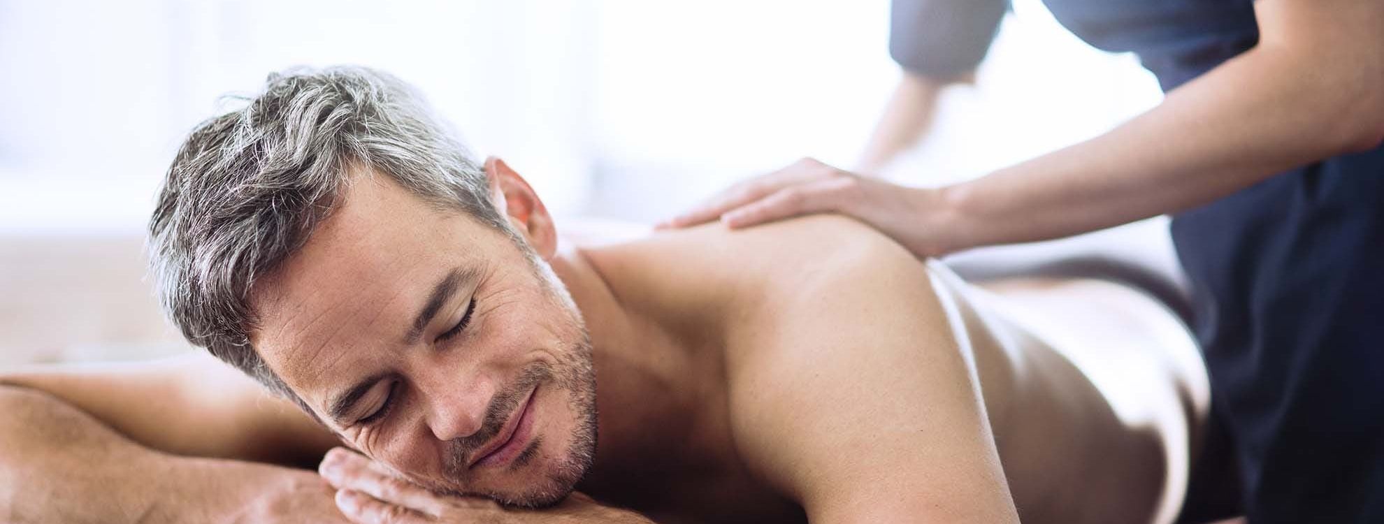Homme durant un massage du dos