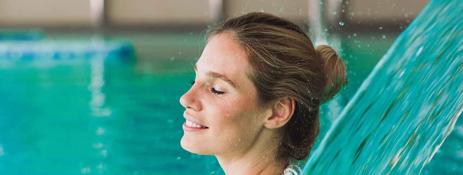 femme dans une piscine au spa
