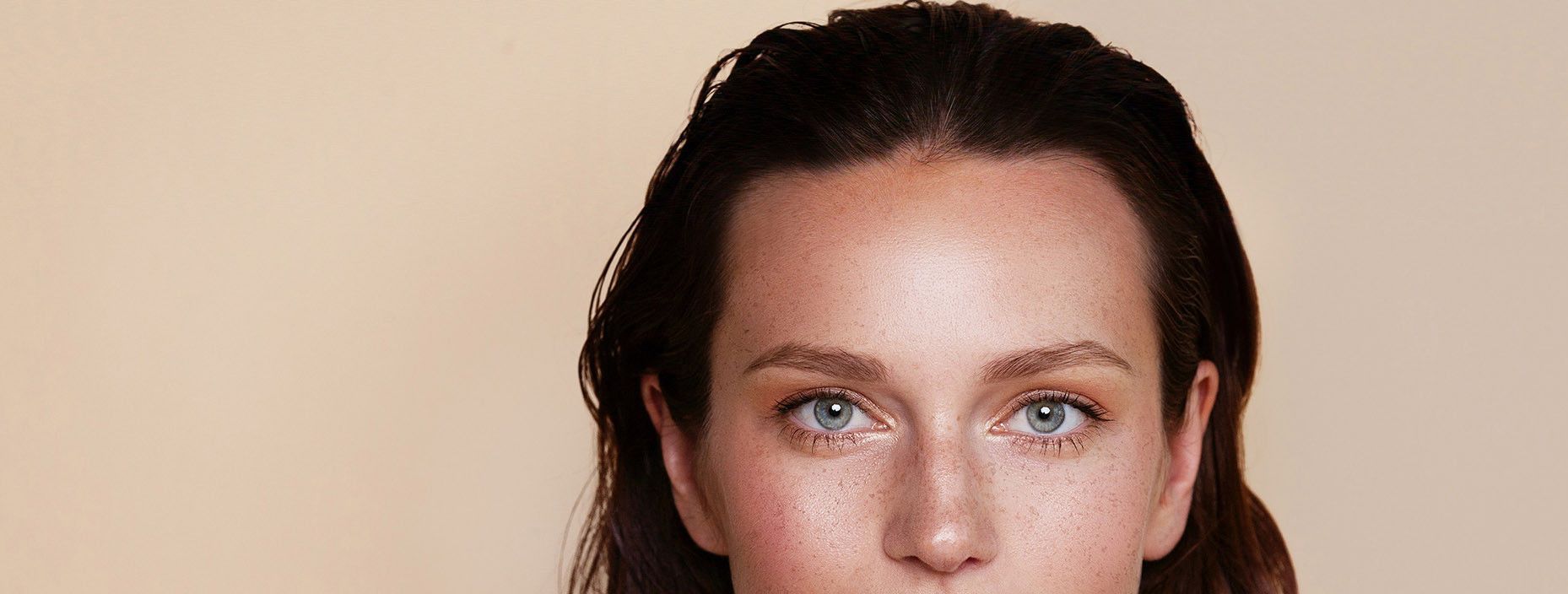 Femme plan du visage  recevant un soin du visage avec protocole peeling biorevitalisant et mésolift