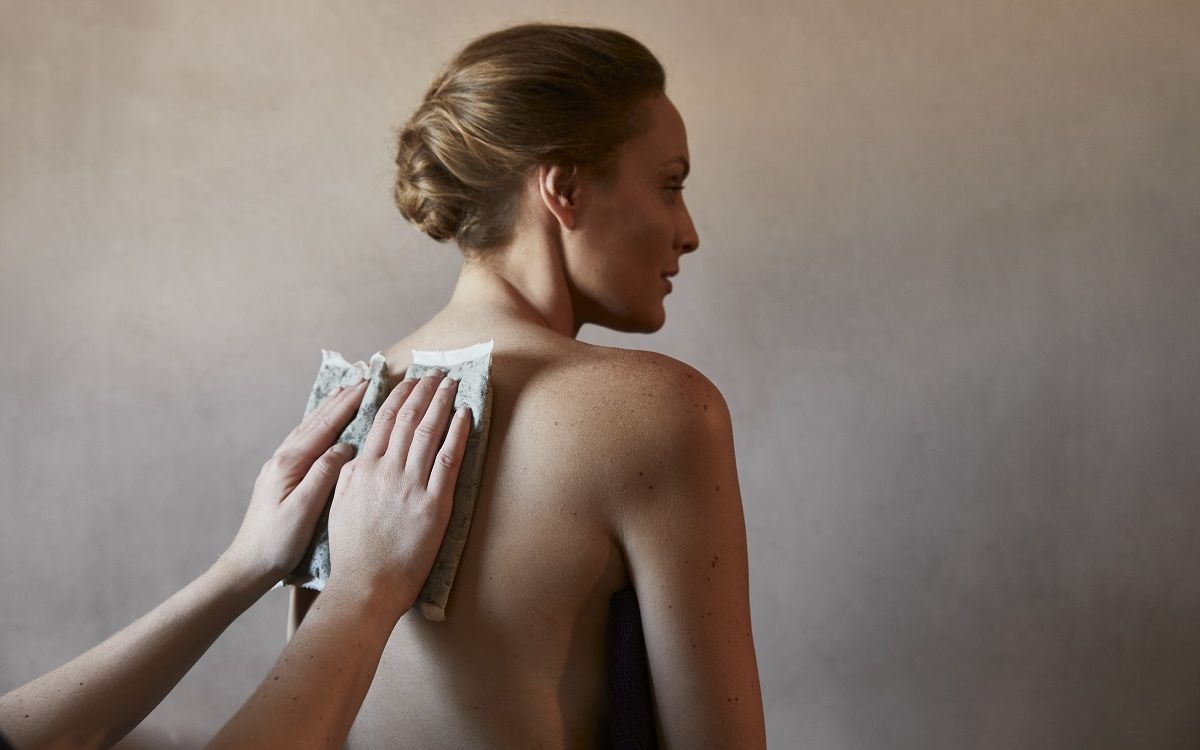 Femme lors d'un soin de cataplasmes algués