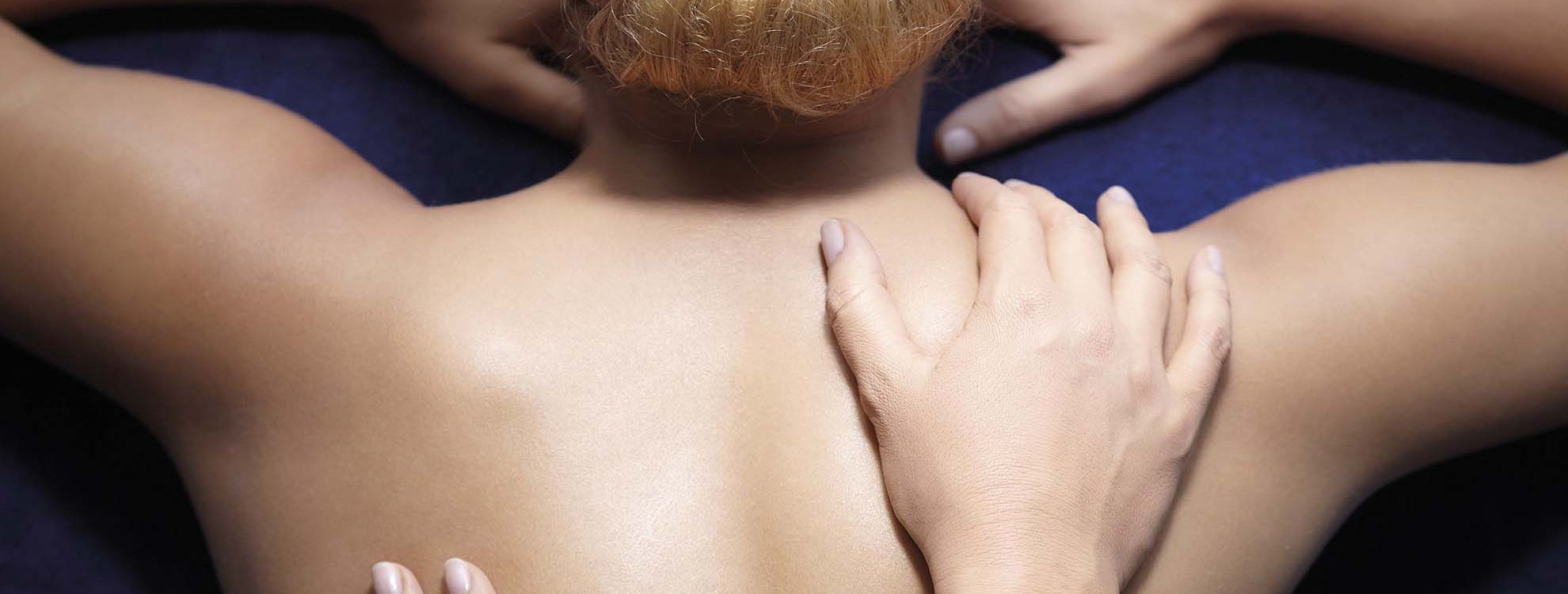 femme se faisant masser le dos durant un soin décontractant et reminéralisant avec les produits phytomer