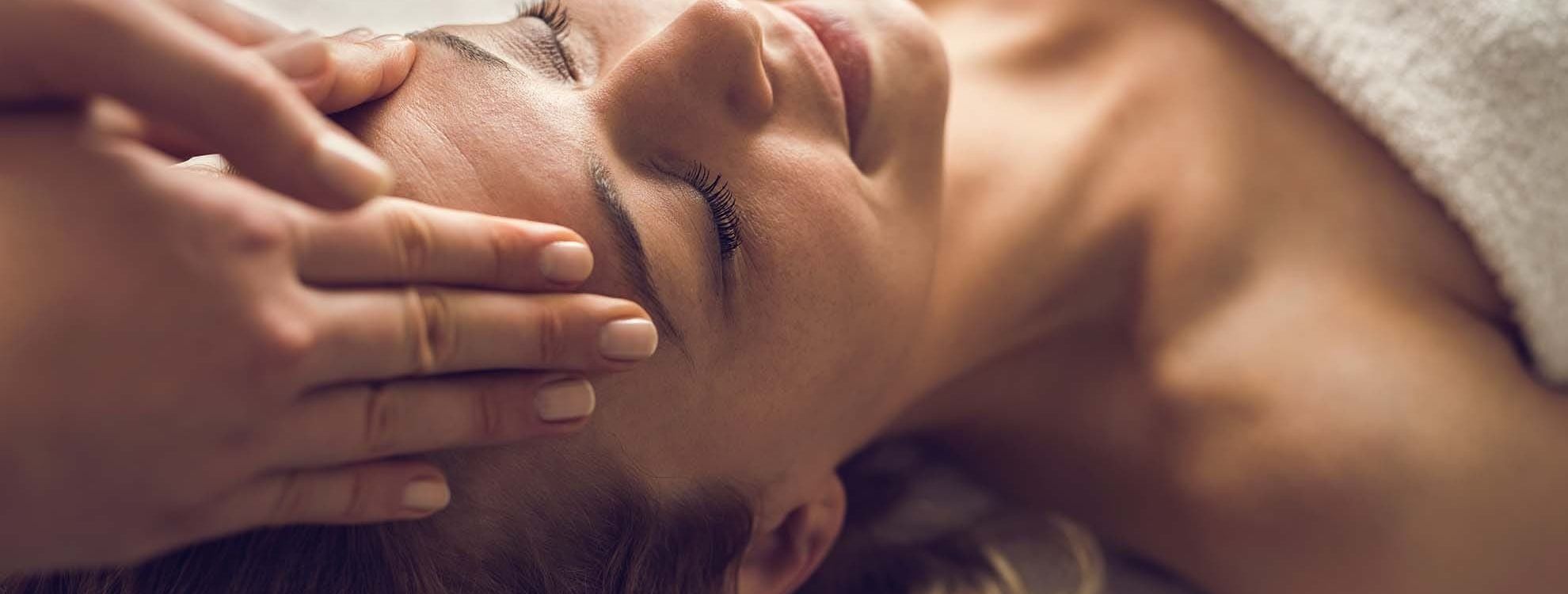 personne pendant un massage shiatsu visage et crâne