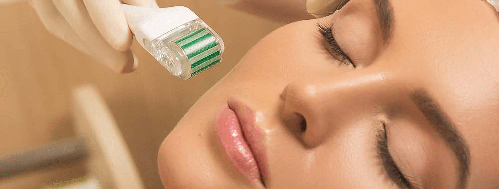 Femme pendant un soin  de médecine esthétique mésolift anti-âge