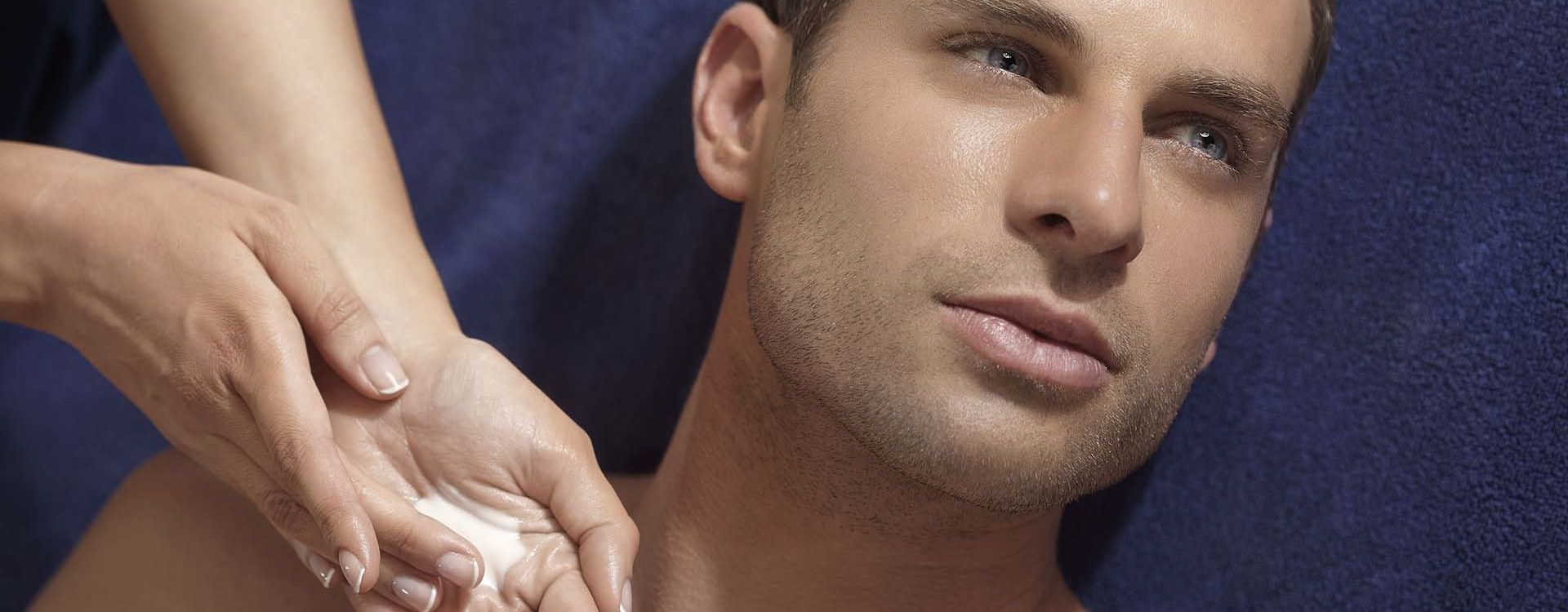 Homme durant un soin visage Phytomer anti-pollution