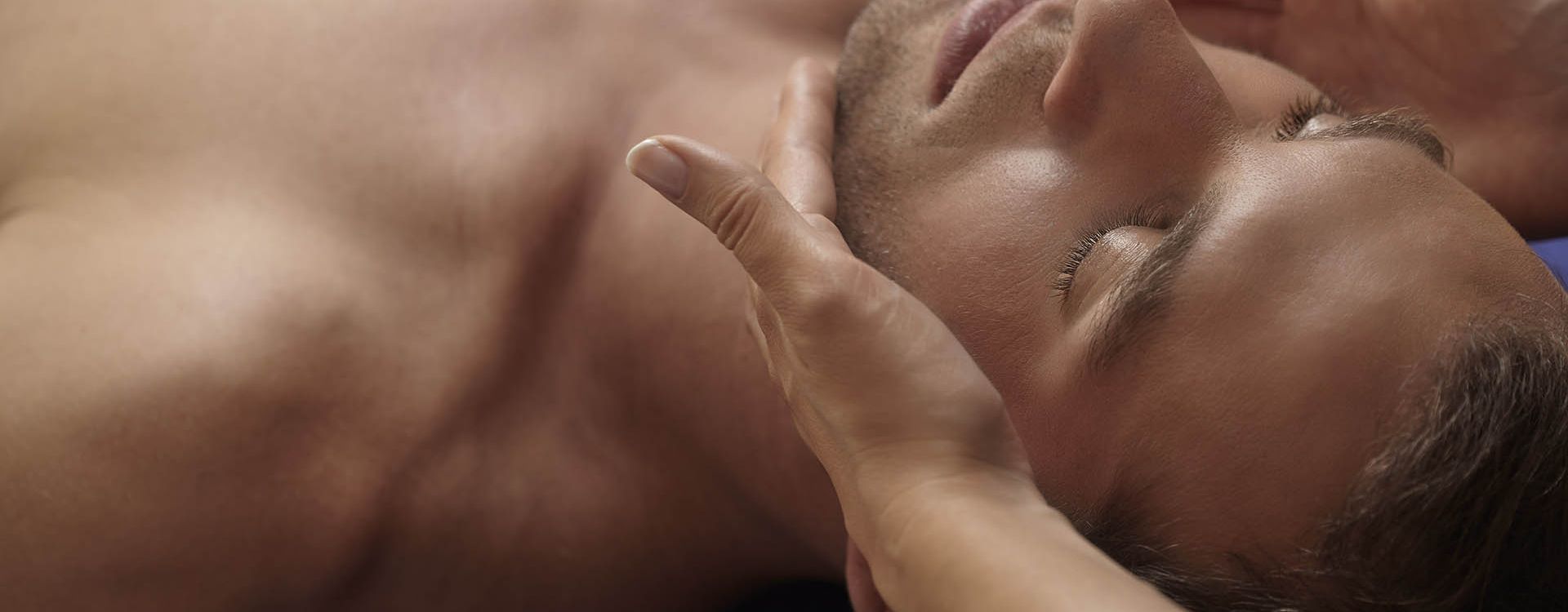 Homme durant un soin visage Phytomer apaisant