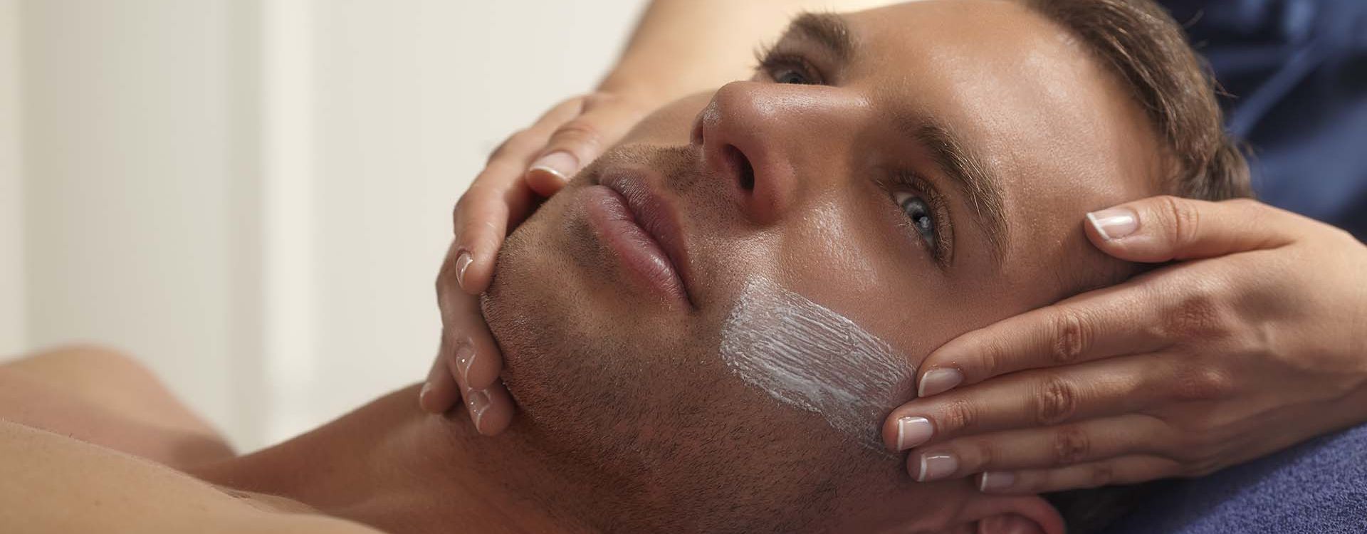 Homme durant un soin visage Phytomer hydratant