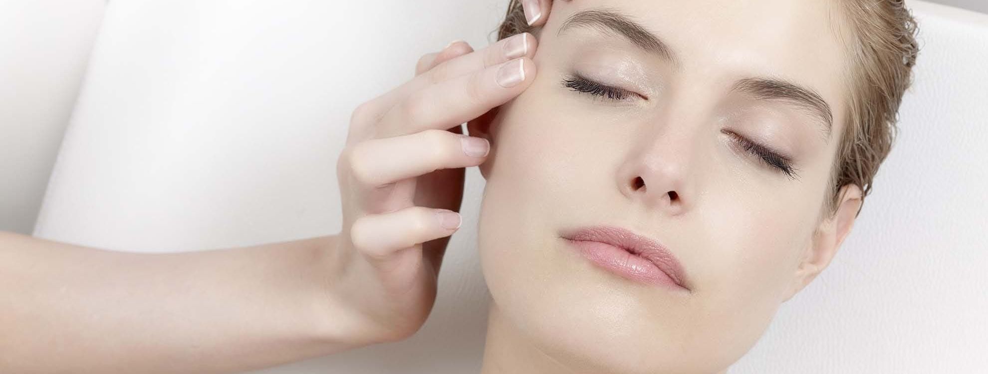 Soin 3 dimensions dermo-cosmétique sur le visage