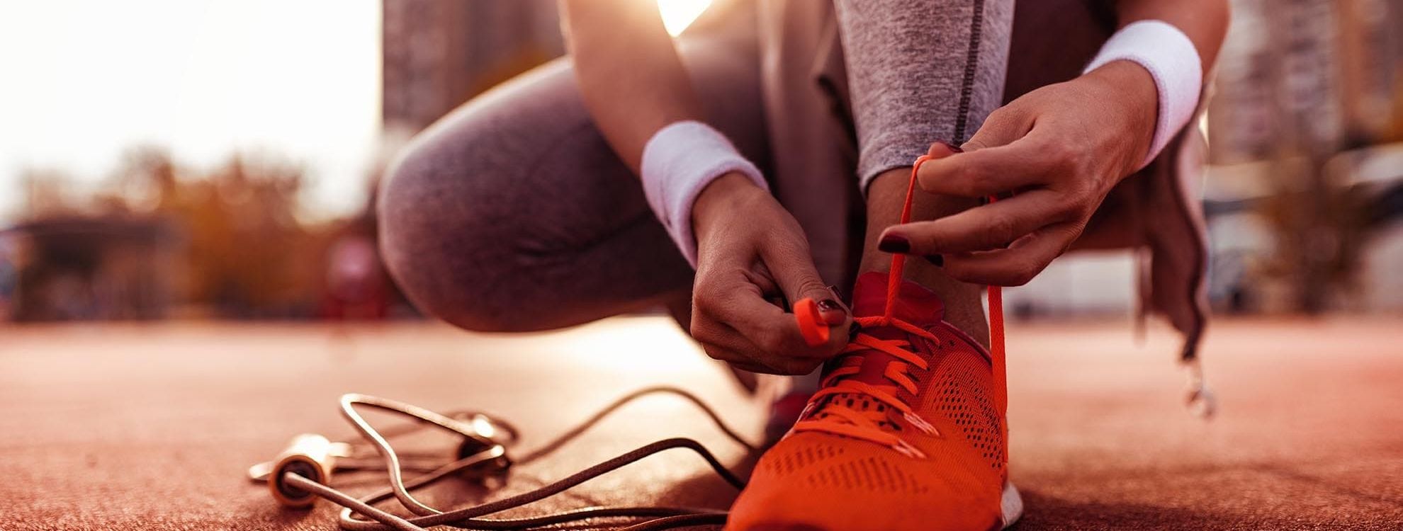 femme qui lace ses chaussures de sport