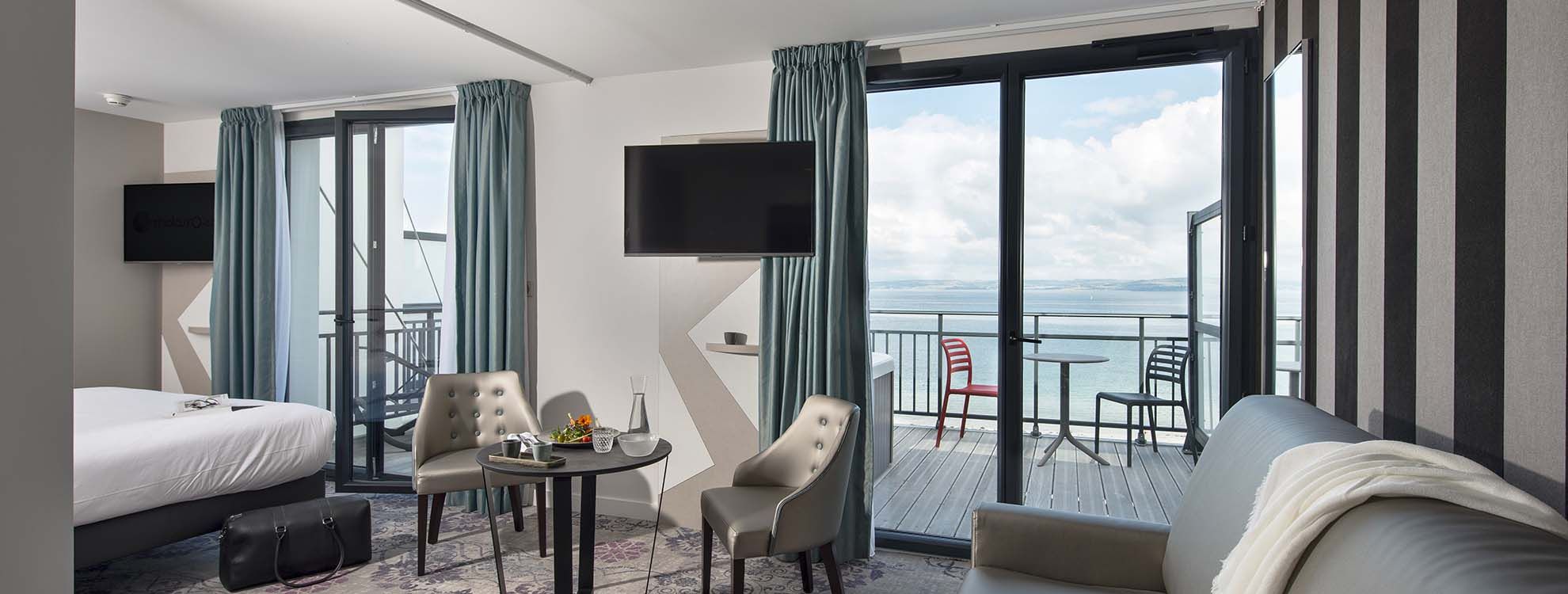 Suite exception vue mer bain à remous privatif Hôtel Douarnenez