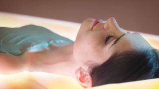 femme pendant un soin d'enveloppement détox