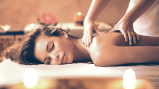 Femme détendue dans un massage absolue détente