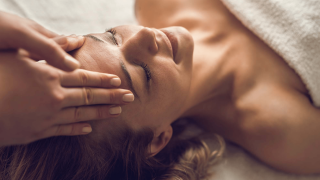 personne pendant un massage shiatsu visage et crâne
