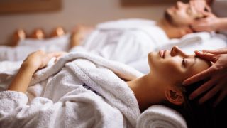 couple se faisant masser le visage