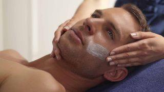 application d'un soin phytomer sur le visage d'un homme