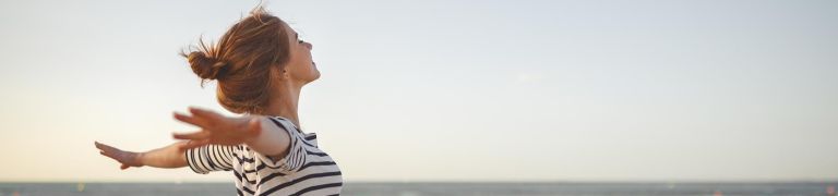 femme qui respire l'air de la mer