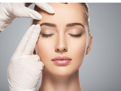 Femme pendant une consultation en médecine esthétique